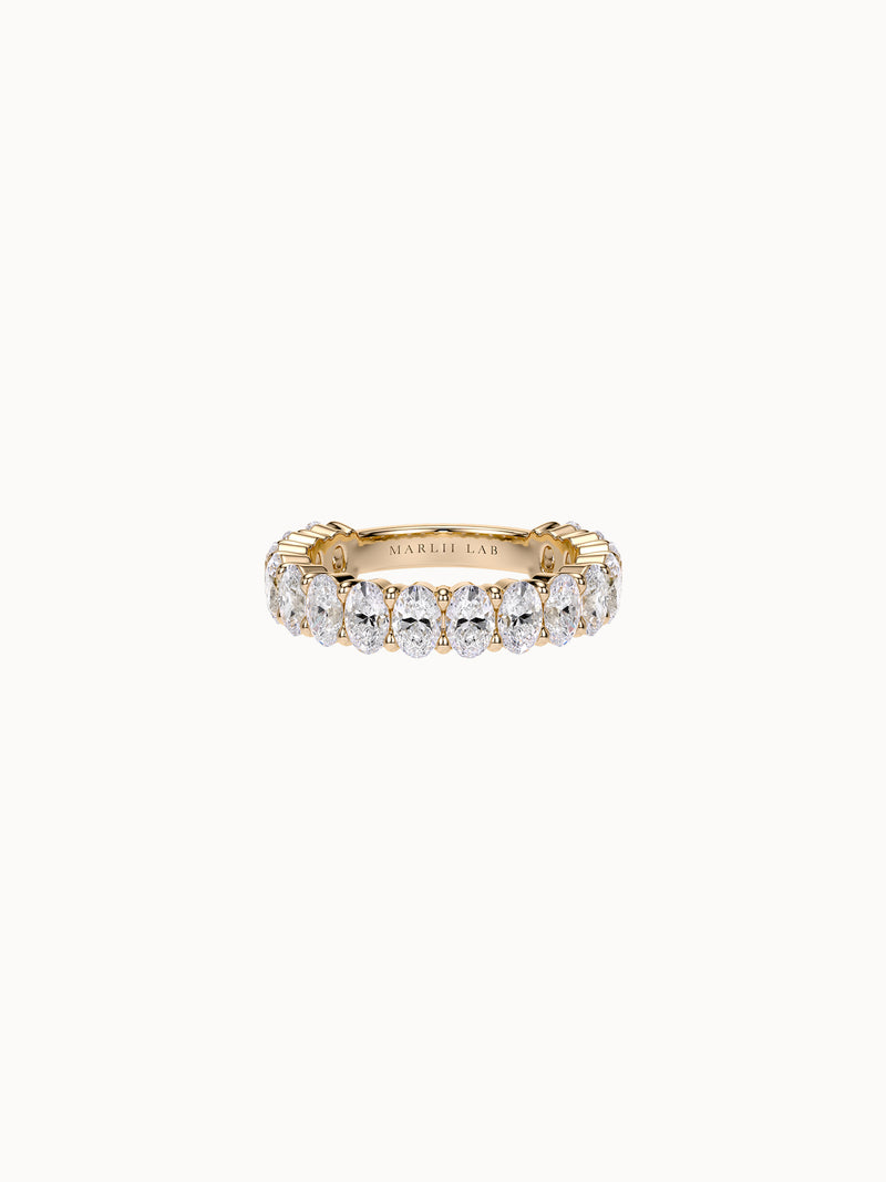Claw-Set Oval Band Grand in 18K yellow gold, sixteen oval diamonds claw set in a row