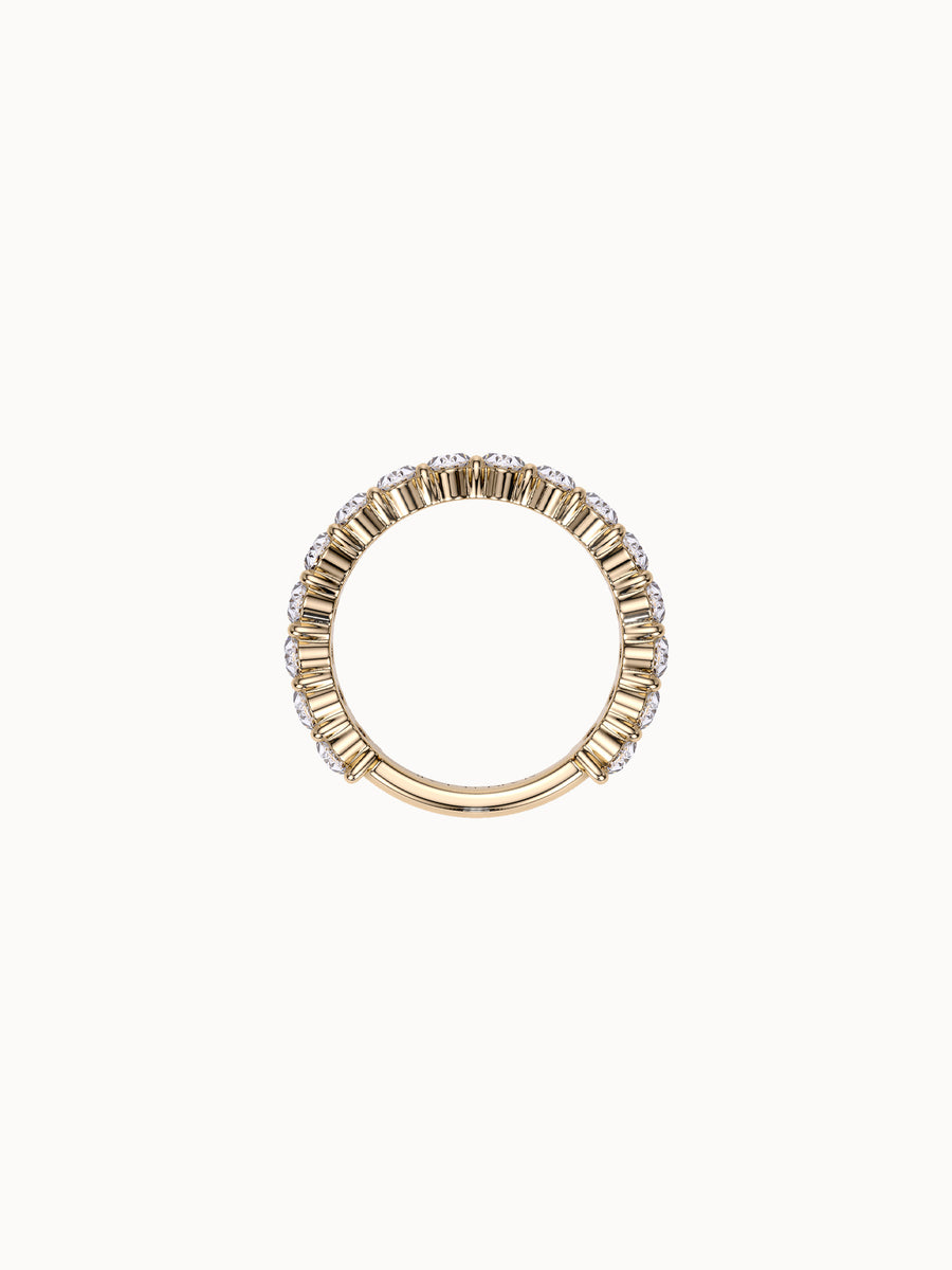Claw-Set Oval Band Grand in 18K yellow gold, shown in profile