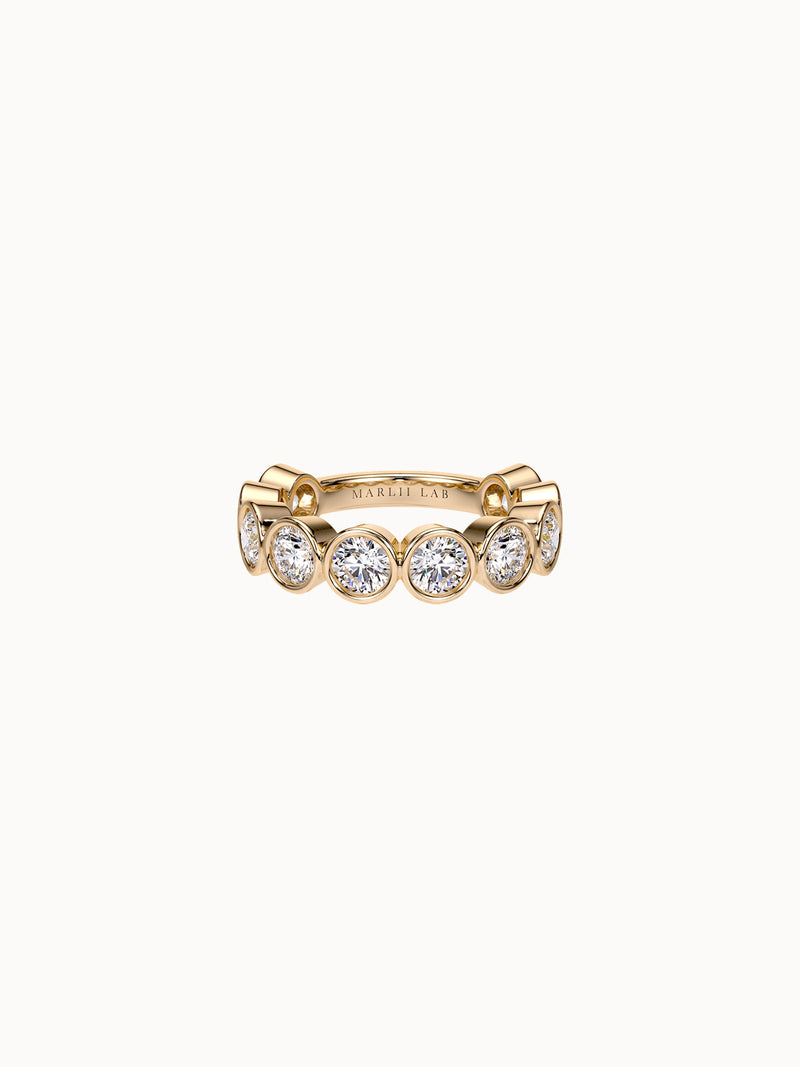 East-West Bezel Round Band Grand in 18K yellow gold, round diamonds bezel set in a row