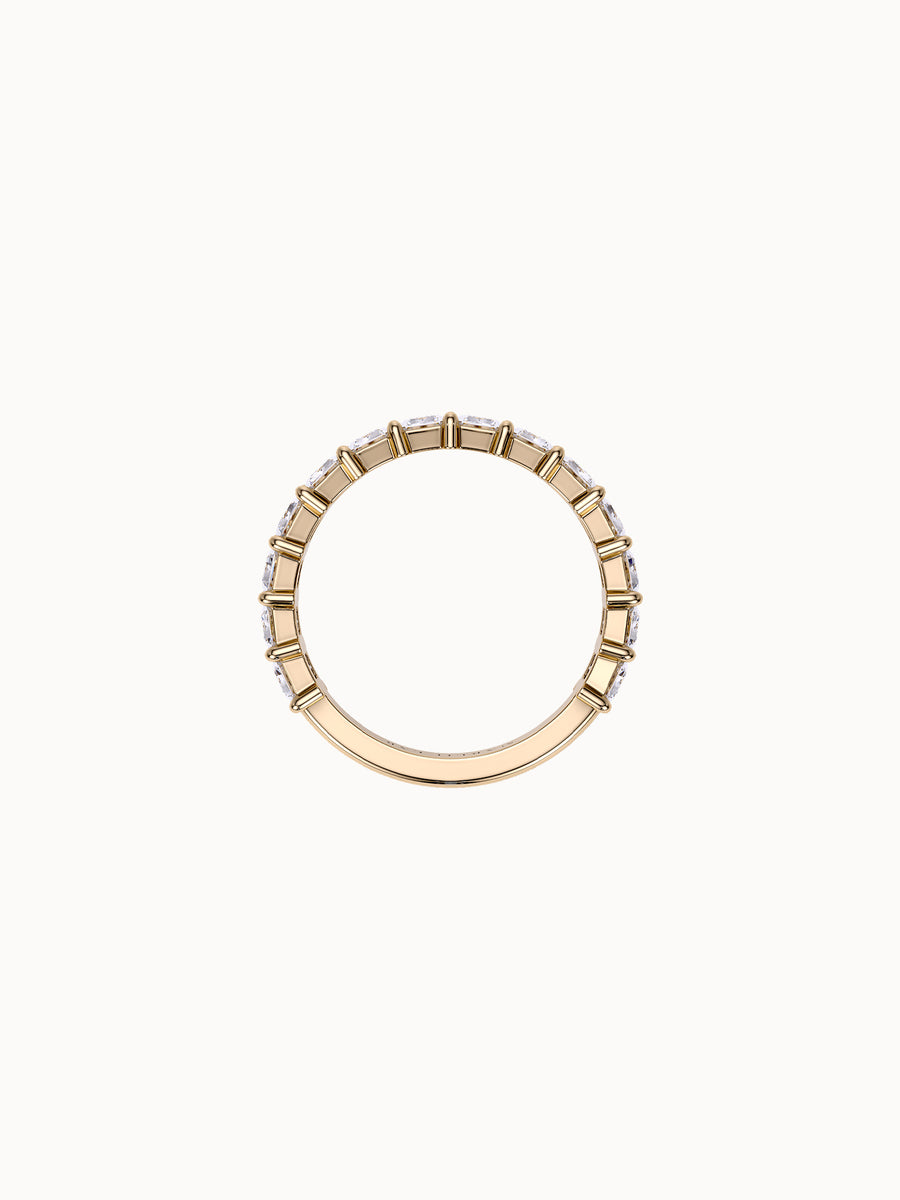 Claw-Set Emerald Band Grand in 18K yellow gold, shown in profile