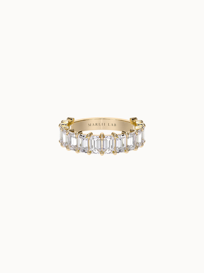 Claw-Set Emerald Band Grand in 18K yellow gold, fourteen emerald cut diamonds claw set in a row