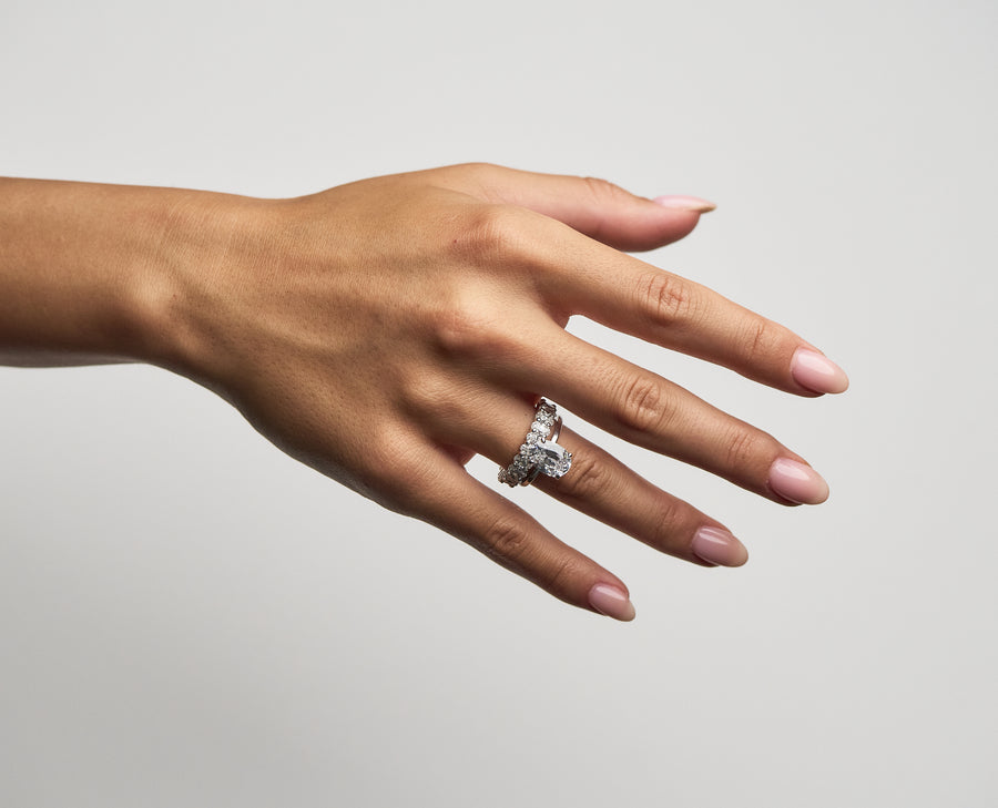 Claw-Set Oval Band Grand in 18K yellow gold, worn on the hand